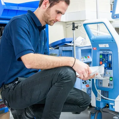 Técnico profesional analizando y reparando un equipo médico