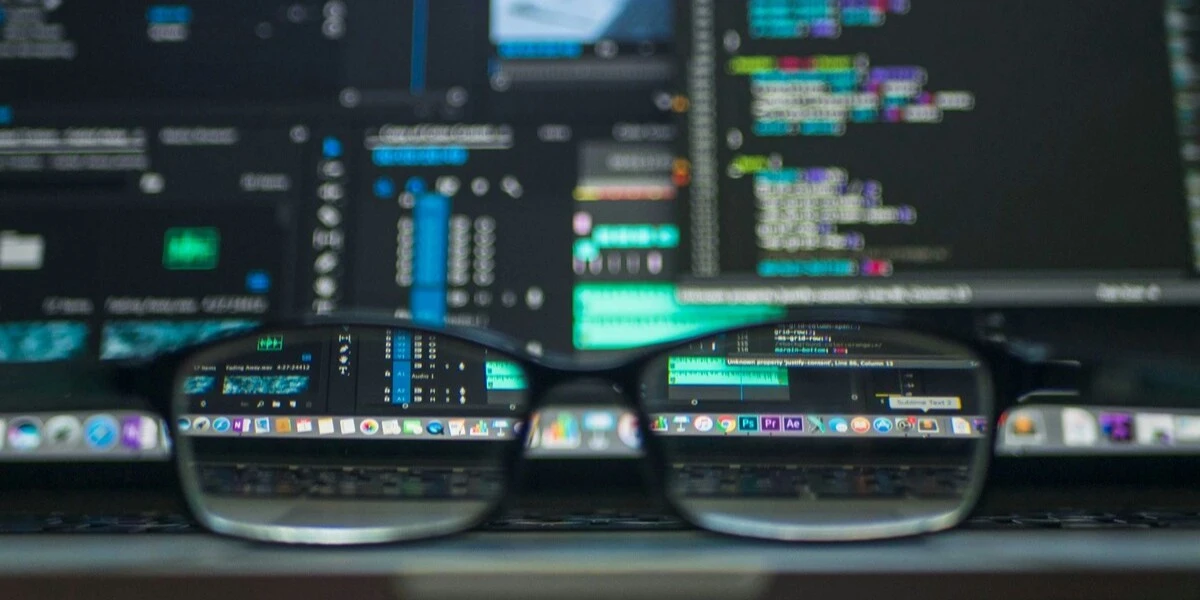 Anteojos frente a trabajo de desarrollo