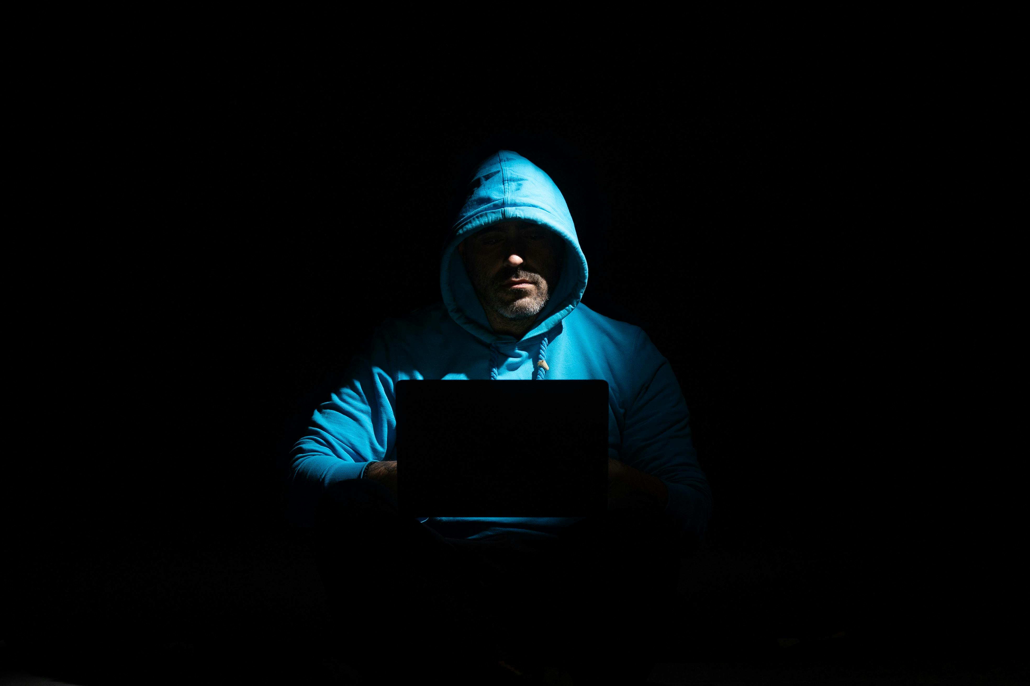 Persona sospechosa con una computadora