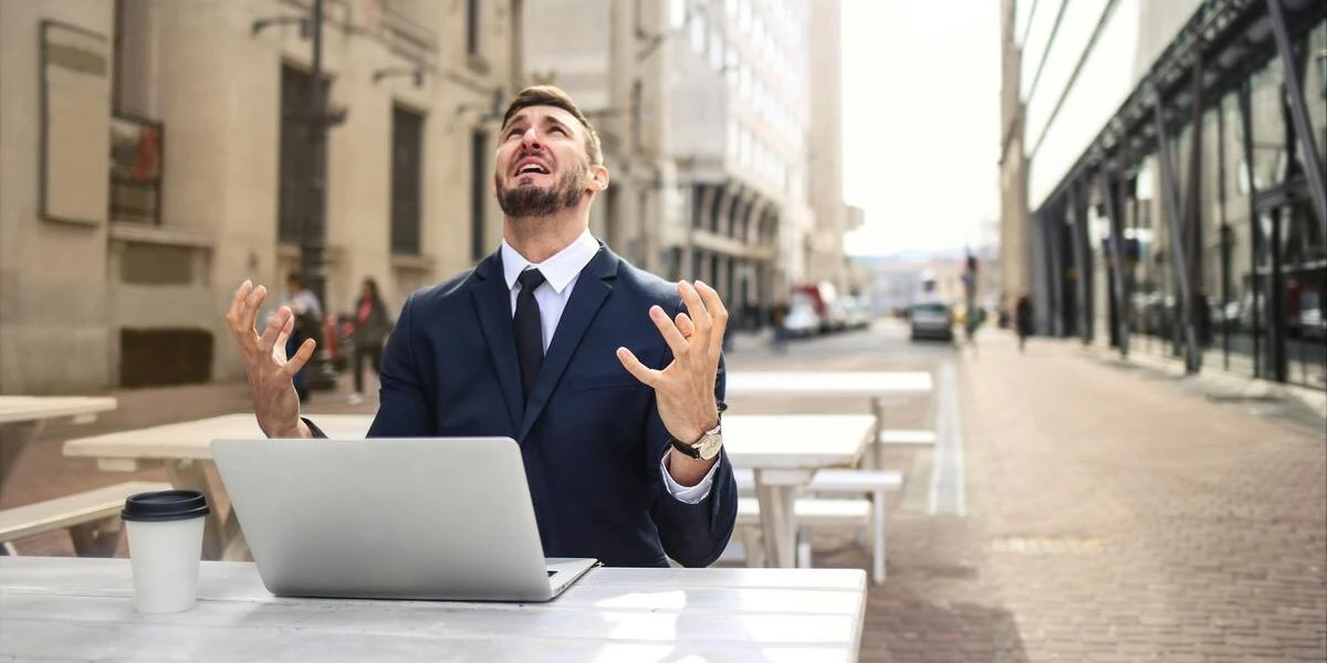 Corporativo-abrumado-con-una-notebook